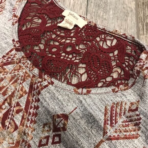 Geometrical print plus size light seater with lace details - Picture 2 of 11